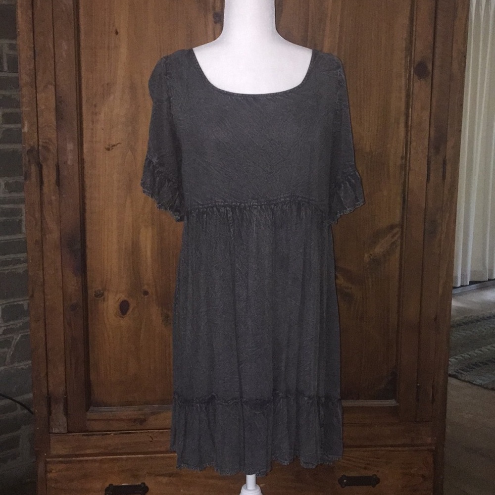 Dark gray/marbled flowing dress.